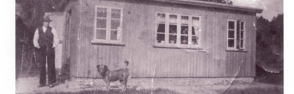 Eneboeren Christian Hunderup foran sit hus